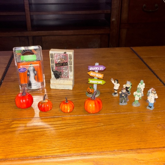 Other - Halloween Miniature Toy Set with Pumpkins and Figurines